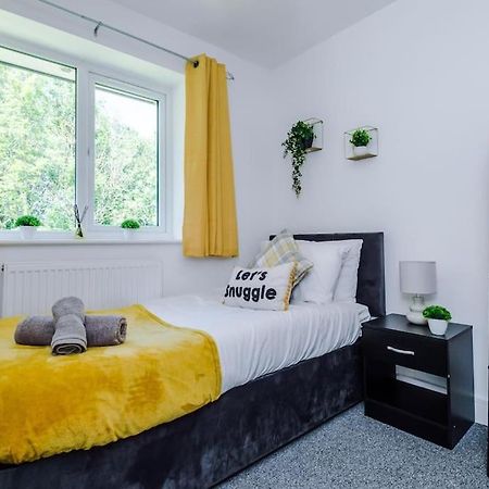 Stylish Four Bedroom House In St Helens By Eason Stays, For Contractors Digs And Weekend Stays, With Free Parking Exteriör bild