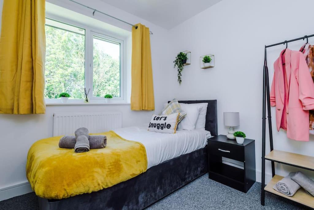 Stylish Four Bedroom House In St Helens By Eason Stays, For Contractors Digs And Weekend Stays, With Free Parking Exteriör bild