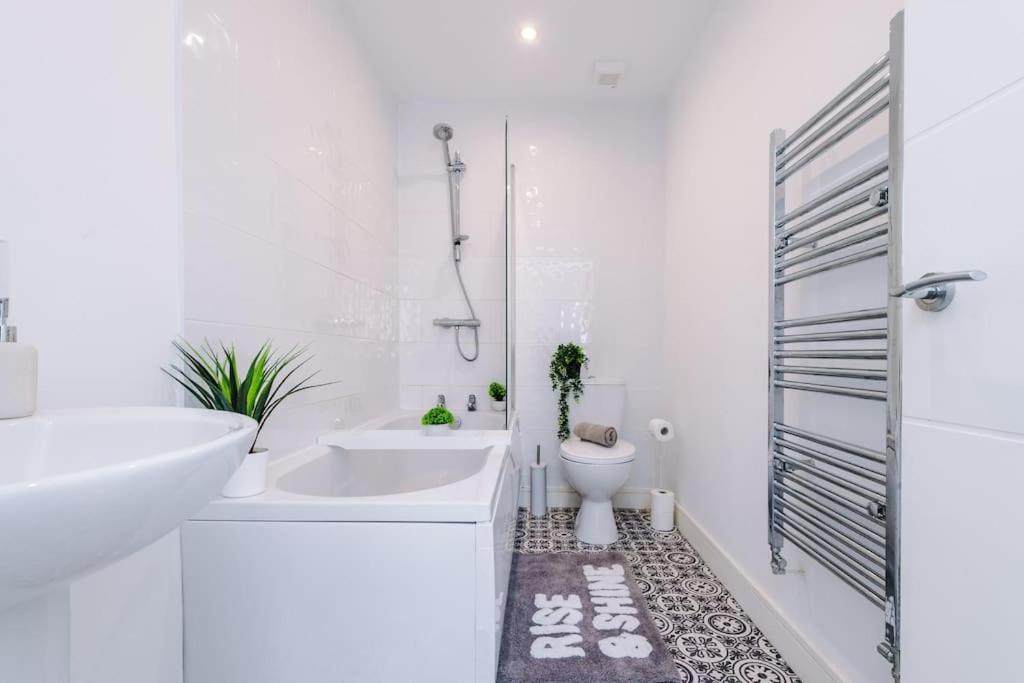 Stylish Four Bedroom House In St Helens By Eason Stays, For Contractors Digs And Weekend Stays, With Free Parking Exteriör bild