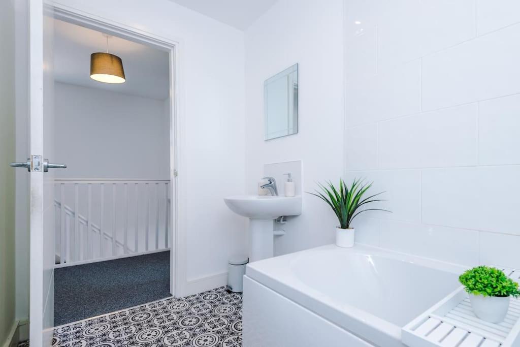 Stylish Four Bedroom House In St Helens By Eason Stays, For Contractors Digs And Weekend Stays, With Free Parking Exteriör bild