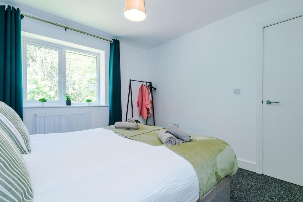 Stylish Four Bedroom House In St Helens By Eason Stays, For Contractors Digs And Weekend Stays, With Free Parking Exteriör bild