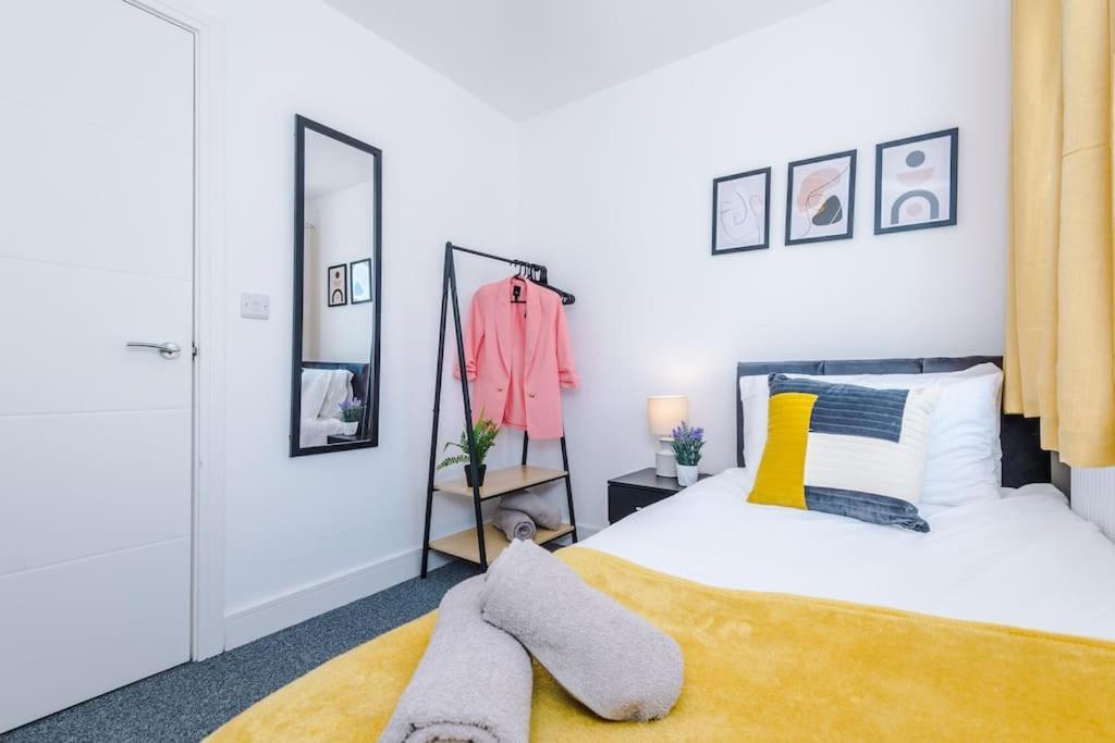 Stylish Four Bedroom House In St Helens By Eason Stays, For Contractors Digs And Weekend Stays, With Free Parking Exteriör bild