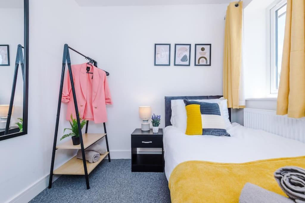 Stylish Four Bedroom House In St Helens By Eason Stays, For Contractors Digs And Weekend Stays, With Free Parking Exteriör bild