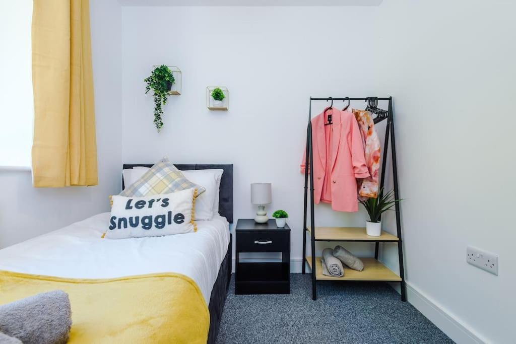 Stylish Four Bedroom House In St Helens By Eason Stays, For Contractors Digs And Weekend Stays, With Free Parking Exteriör bild