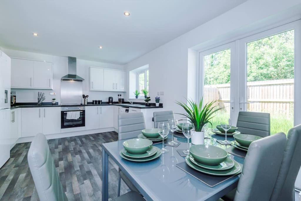 Stylish Four Bedroom House In St Helens By Eason Stays, For Contractors Digs And Weekend Stays, With Free Parking Exteriör bild