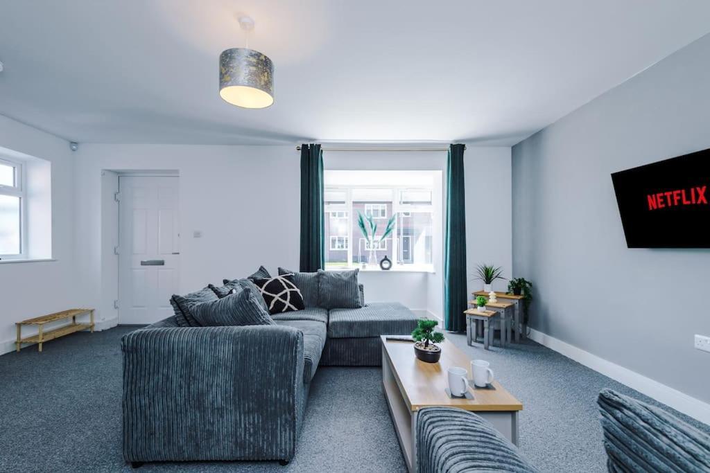 Stylish Four Bedroom House In St Helens By Eason Stays, For Contractors Digs And Weekend Stays, With Free Parking Exteriör bild