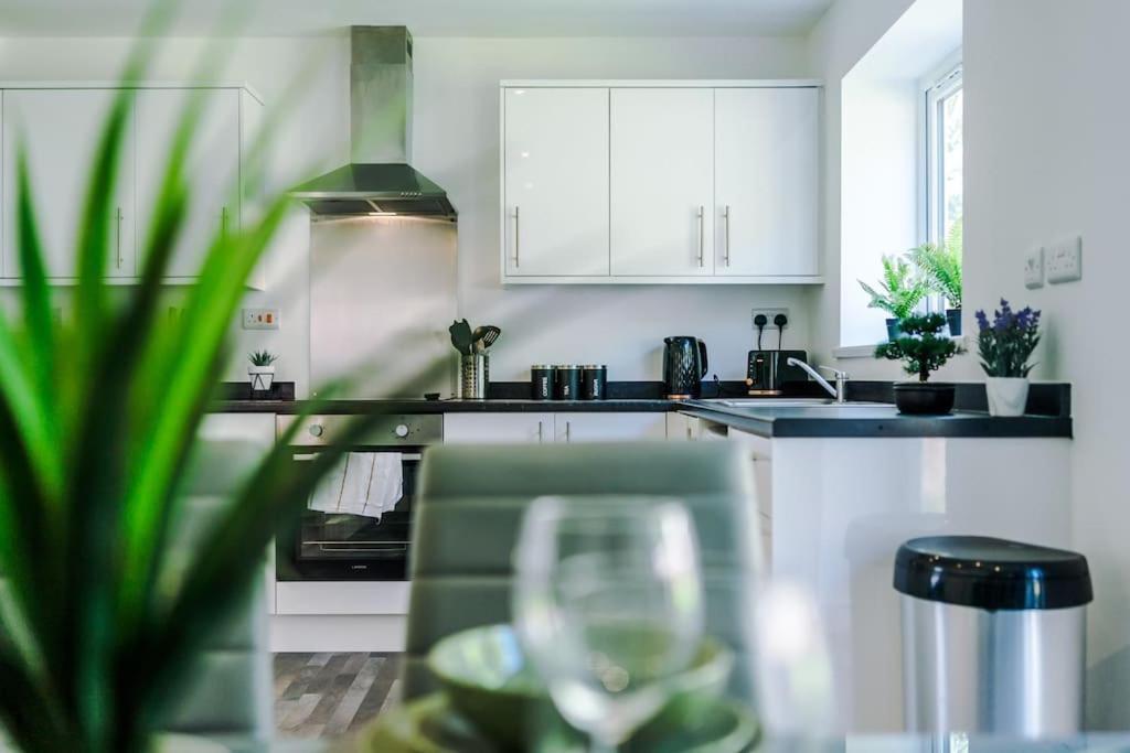 Stylish Four Bedroom House In St Helens By Eason Stays, For Contractors Digs And Weekend Stays, With Free Parking Exteriör bild