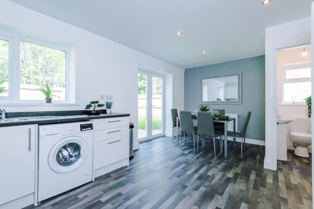 Stylish Four Bedroom House In St Helens By Eason Stays, For Contractors Digs And Weekend Stays, With Free Parking Exteriör bild