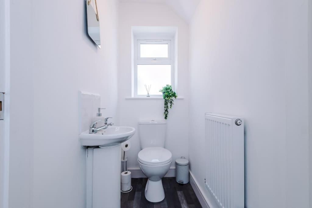 Stylish Four Bedroom House In St Helens By Eason Stays, For Contractors Digs And Weekend Stays, With Free Parking Exteriör bild