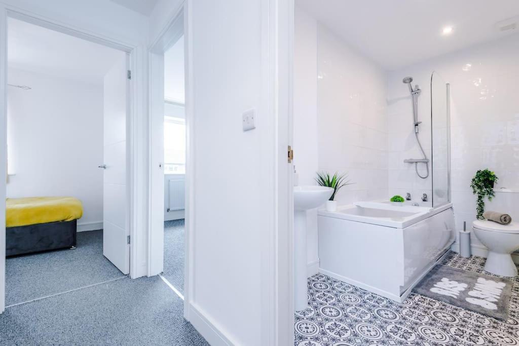 Stylish Four Bedroom House In St Helens By Eason Stays, For Contractors Digs And Weekend Stays, With Free Parking Exteriör bild