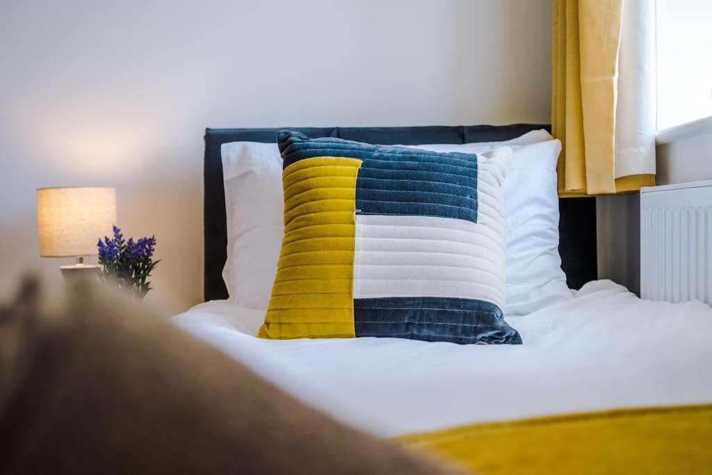 Stylish Four Bedroom House In St Helens By Eason Stays, For Contractors Digs And Weekend Stays, With Free Parking Exteriör bild