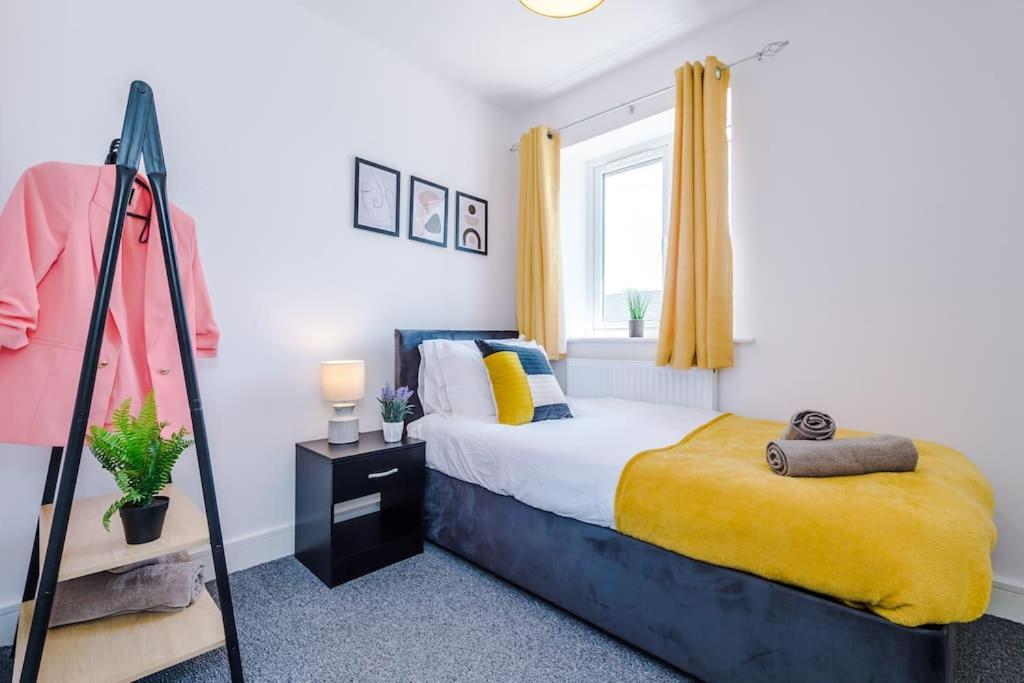 Stylish Four Bedroom House In St Helens By Eason Stays, For Contractors Digs And Weekend Stays, With Free Parking Exteriör bild