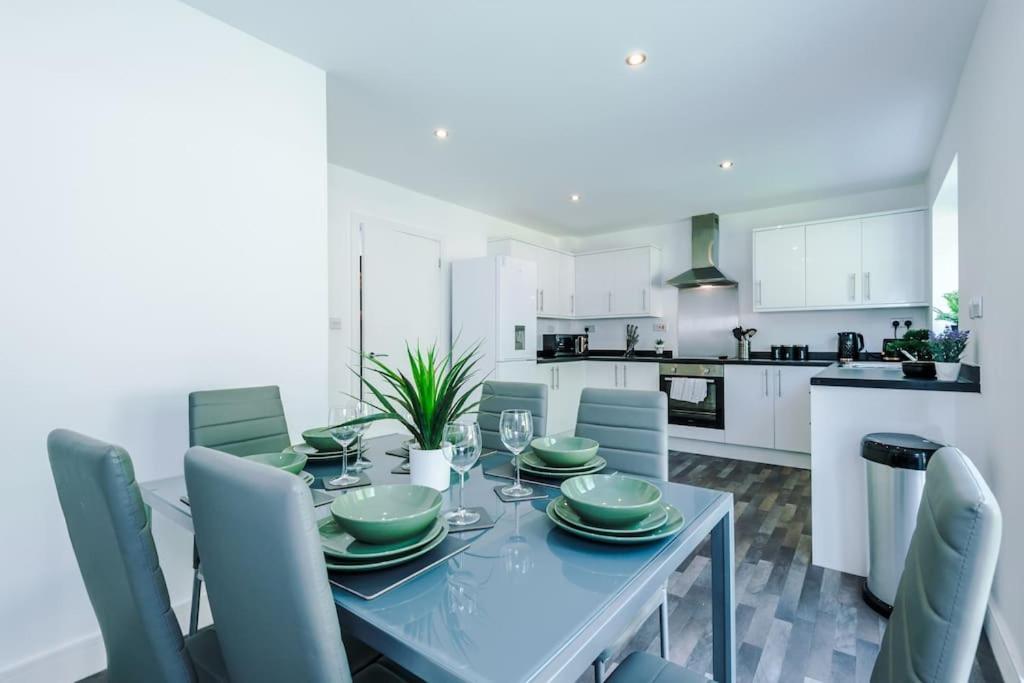 Stylish Four Bedroom House In St Helens By Eason Stays, For Contractors Digs And Weekend Stays, With Free Parking Exteriör bild